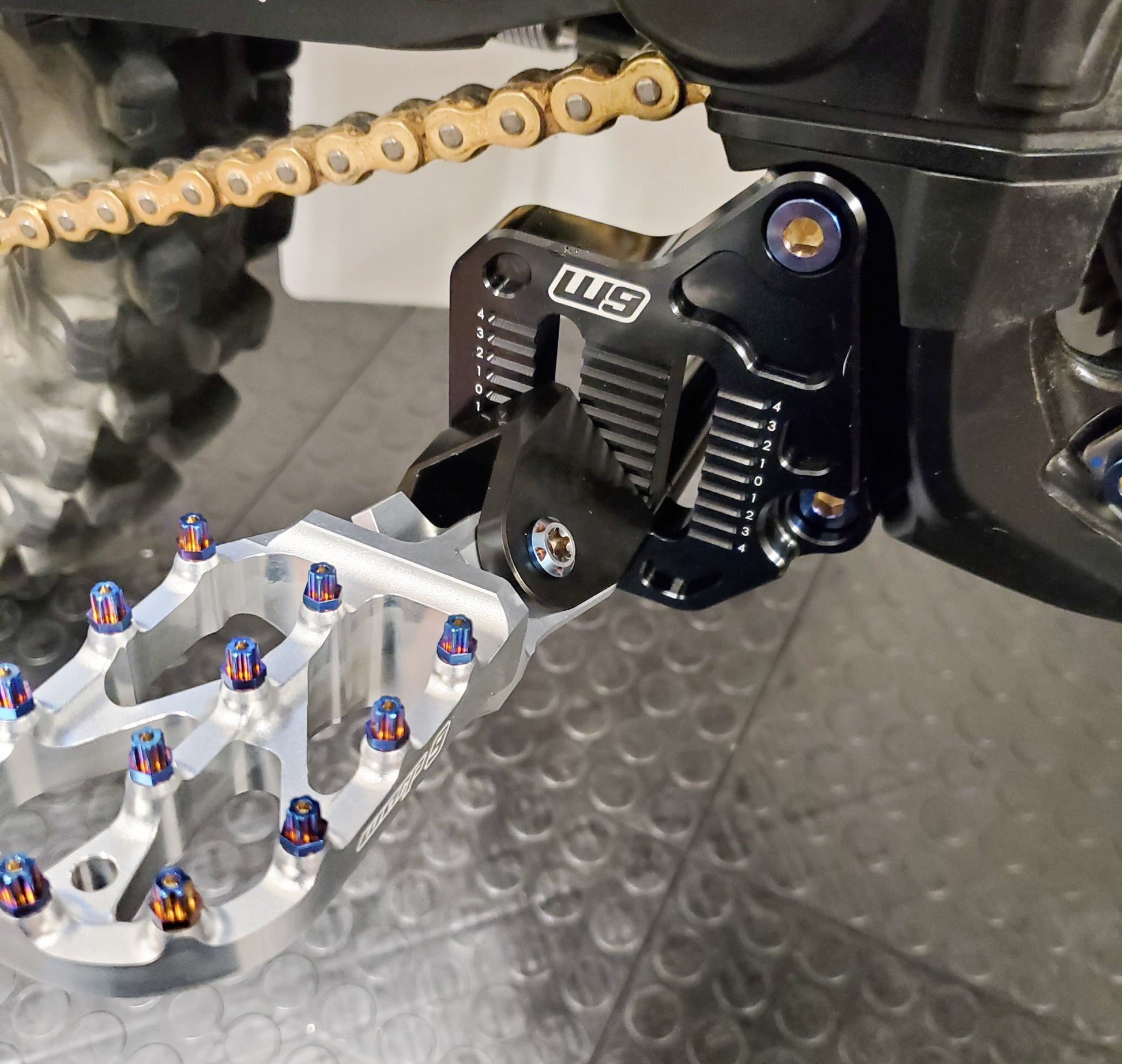 Ultra Bee Adjustable Foot Peg Mount