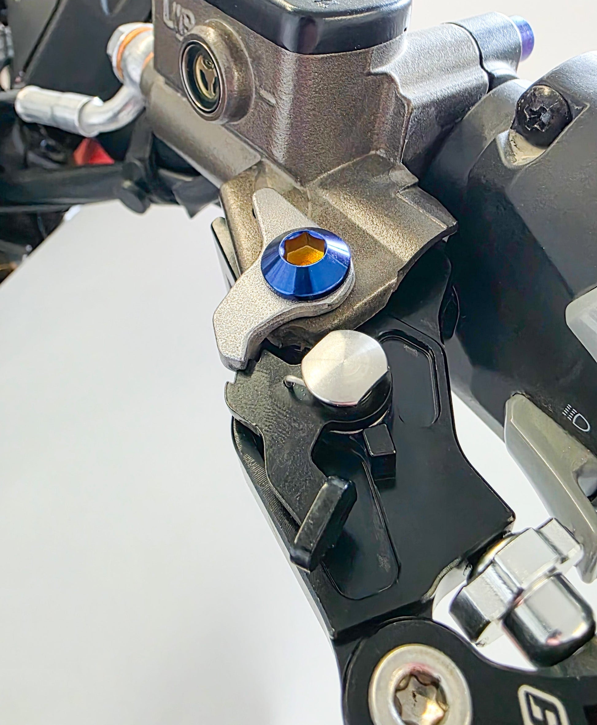 Shorty Style Ultra Bee Lever Pivot Bolts – Titanium Upgrade